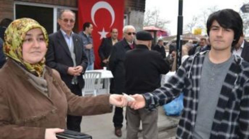 Bilgisayar İ&ccedil;in Biriktirdiği Har&ccedil;lıklarla Suriye&rsquo;ye Destek Verdi