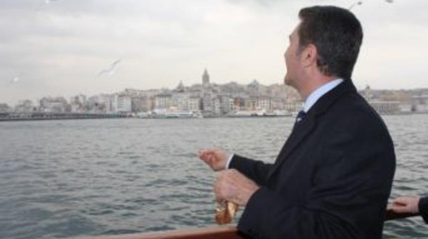 Sarıg&uuml;l, Emin&ouml;n&uuml; Ve &Uuml;sk&uuml;dar&rsquo;da Halka Karanfil Dağıttı