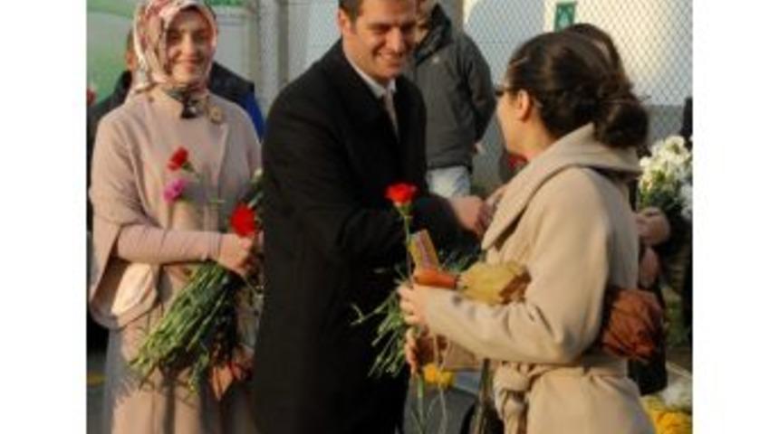 Arif Bayrak&rsquo;tan Vatandaşlara 14 Şubat Karanfili