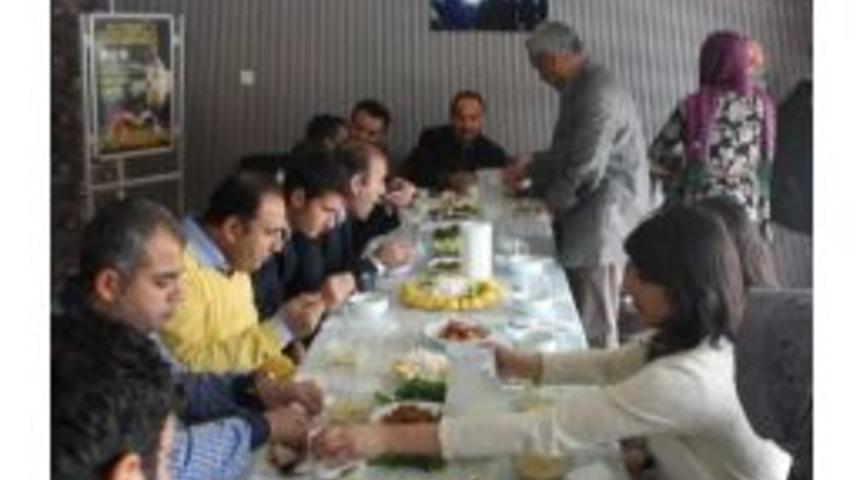 Gen&ccedil;lik Merkezi Cuma Sofrasına Devam Ediyor