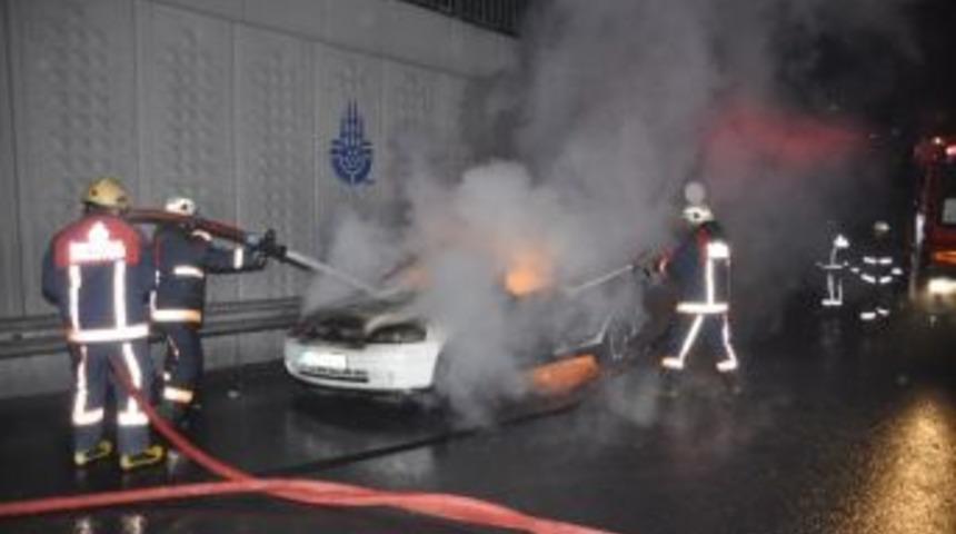 Seyir Halindeki Otomobil Alev Alev Yandı