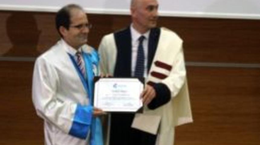 Hk&uuml; Akademik &Ouml;d&uuml;l T&ouml;reni