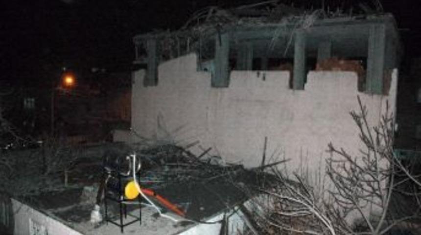 Beton D&ouml;kerken Kalıp &Ccedil;&ouml;kt&uuml;: 4 Yaralı