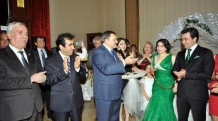 Bakan Eroğlu, Mersin'de Nişan T&ouml;renine Katıldı