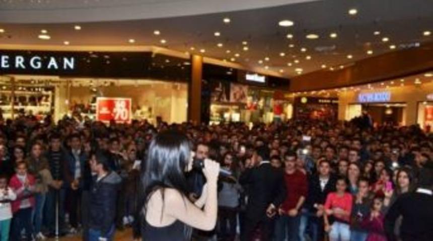 İrem Derici Piazza'yı Coşturdu
