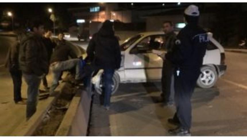 Kontrolden &Ccedil;ıkan Otomobil Ref&uuml;je &Ccedil;arptı: 1 Yaralı