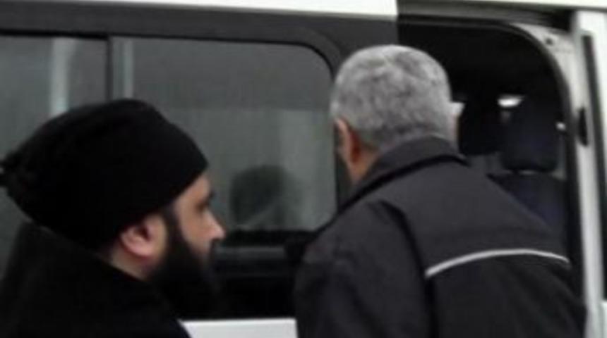 Atat&uuml;rk B&uuml;st&uuml;ne Saldırdı