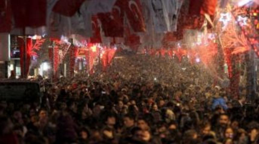 50 Bin Kişi Kar Altında Sevgililer G&uuml;n&uuml;&rsquo;n&uuml; Kutladı