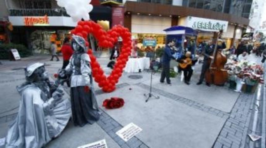 Konak'ta Sevgililer G&uuml;n&uuml; Dopdolu Ge&ccedil;ti