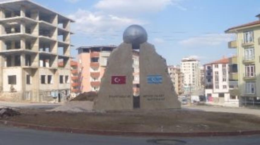 Bilecik Belediyesi'nden Bah&ccedil;elievler Mahallesine Anıt