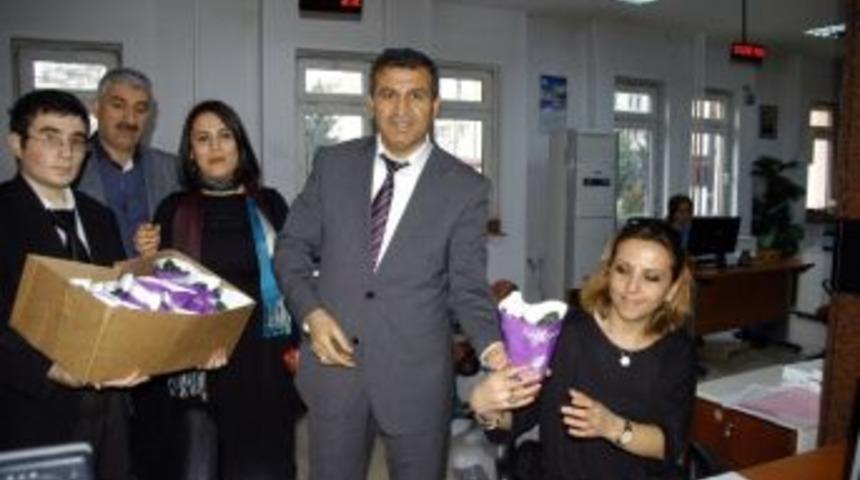 Mamak Belediyesi Sevgililer G&uuml;n&uuml;'n&uuml; &Ccedil;i&ccedil;ekle Karşıladı