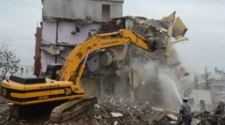 Mithatpaşa&rsquo;da Yıkım S&uuml;r&uuml;yor