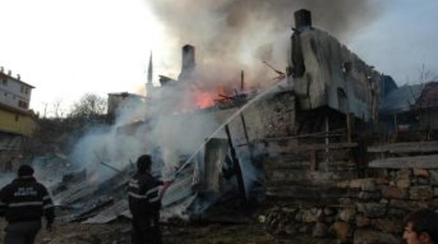 Yangında 37 K&uuml;&ccedil;&uuml;kbaş Hayvan Telef Oldu