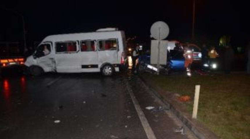 Afyonkarahisar&rsquo;da Otomobille Midib&uuml;s &Ccedil;arpıştı: 7 Yaralı