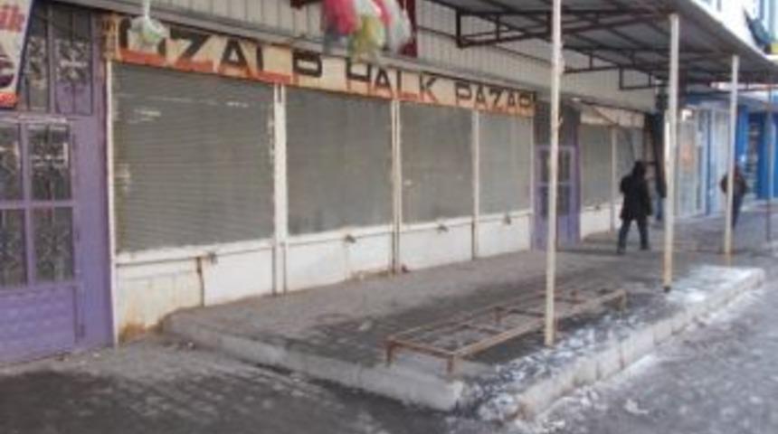 Özalp’ta Kepenkler Açılmadı