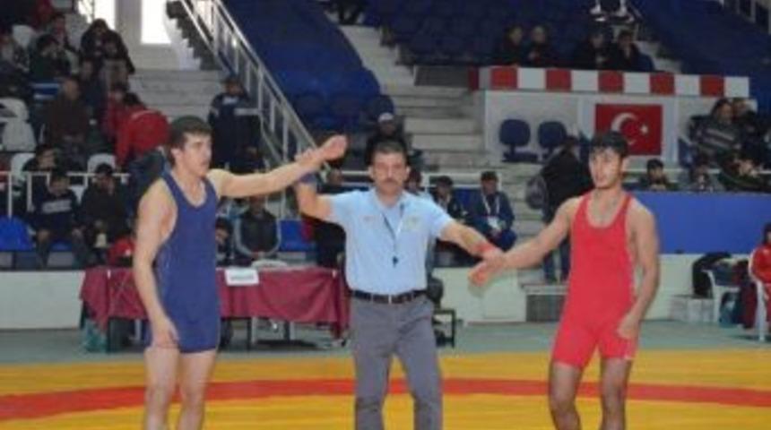 Şahinbey Belediye G&uuml;reş&ccedil;ileri 10 Madalya İle Birinci Oldu
