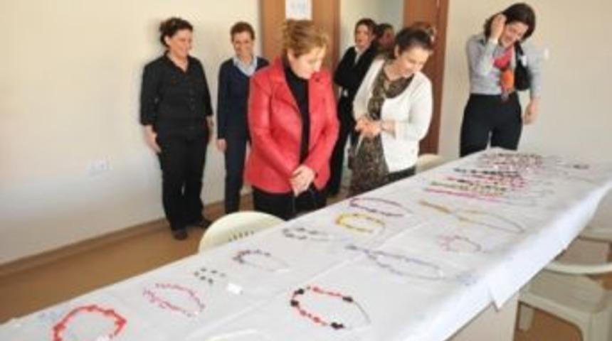 B&uuml;rokrat Eşlerinden Yaşlılara Ziyaret