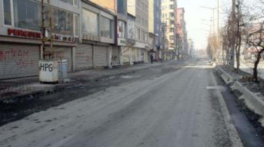 Y&uuml;ksekova'da Kepenkler Bug&uuml;n De A&ccedil;ılmadı