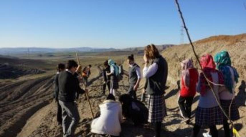 Gen&ccedil;ler Siirt &Uuml;niversitesi Yerleşkesinde Fidan Dikti