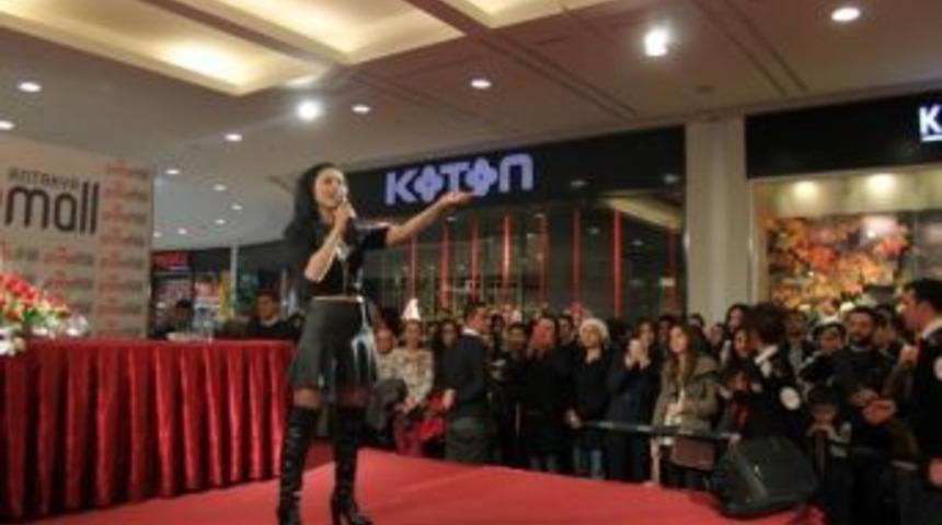 Aslı G&uuml;ng&ouml;r Mini Konser Ve İmza G&uuml;n&uuml;