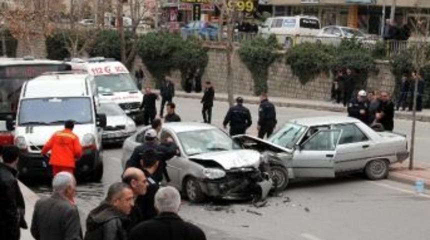 Otomobiller &Ccedil;arpıştı: 3 Yaralı