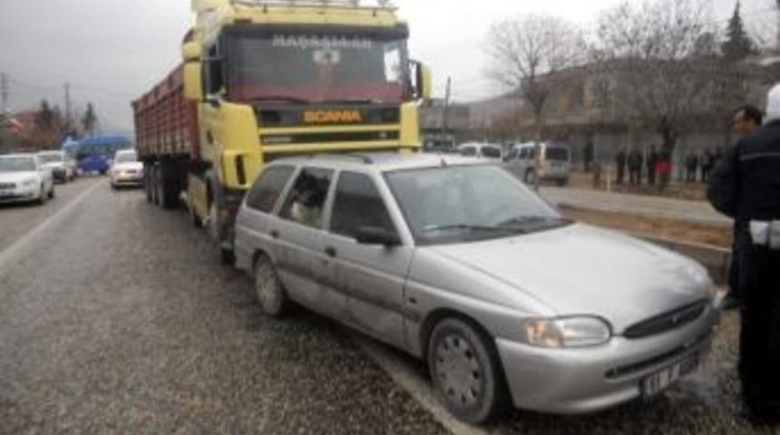 Tır'ı Durdurup Şof&ouml;r&uuml; Ve Yeğenini Bı&ccedil;akladılar