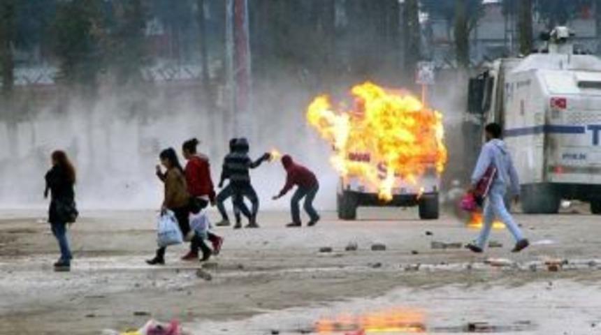 Korsan G&ouml;stericiler Polis Aracını Yaktı