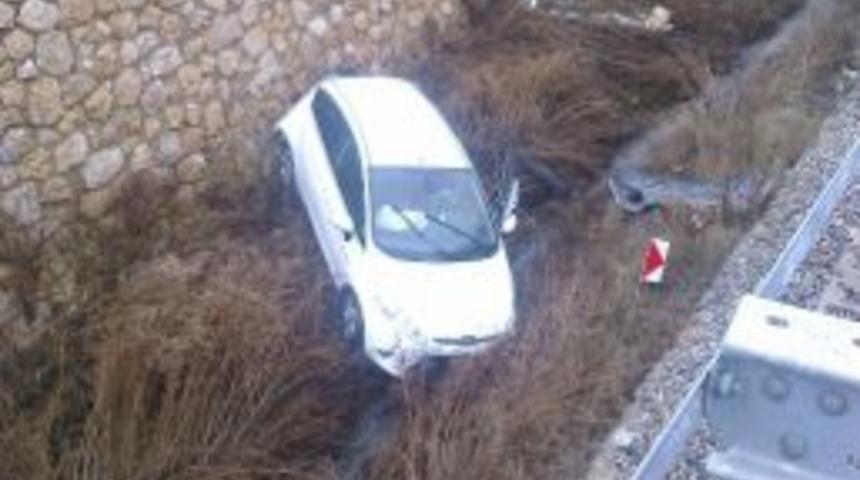 Kanala Uçan Otomobilden Yara Almadan Kurtuldu