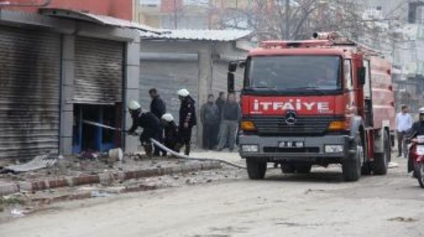 Terör Örgütü Yandaşları Marketi Ateşe Verip Yağmaladı