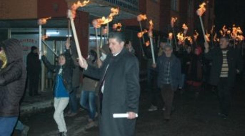 Erzurum&rsquo;da Bdp&rsquo;liler Meşale Yakarak 15 Şubat G&ouml;sterisinde Bulundu