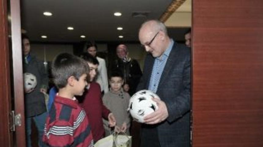 Başkan &Ccedil;elikbilek&rsquo;ten G&uuml;neş&rsquo;in &Ccedil;ocuklarına Doğum G&uuml;n&uuml; Hediyesi