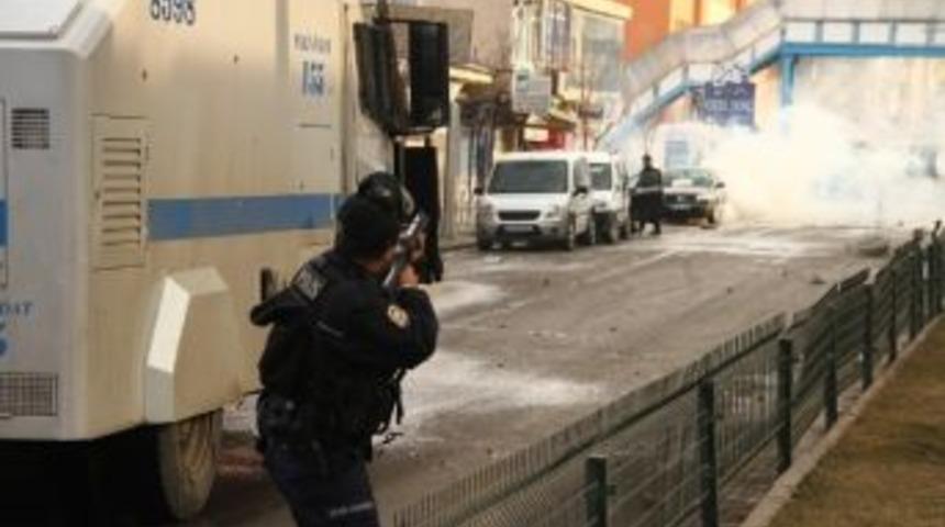 Tatvan&rsquo;da Y&uuml;r&uuml;y&uuml;ş Yapmak İsteyen Gruba Polisten M&uuml;dahale