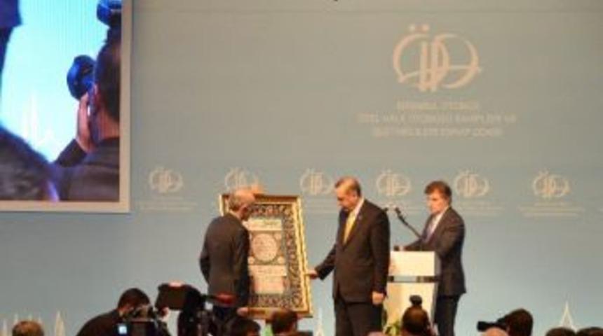 Başbakan Erdoğan&rsquo;a &Ouml;ho Derneği&rsquo;nden Hat Eseri Hediyesi