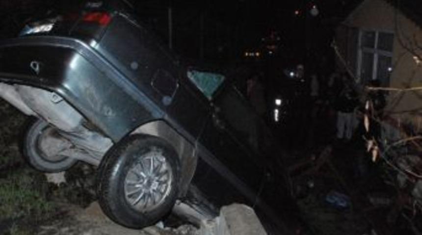 Alkoll&uuml; S&uuml;r&uuml;c&uuml; Aracıyla Evin &Ouml;n&uuml;ne U&ccedil;tu