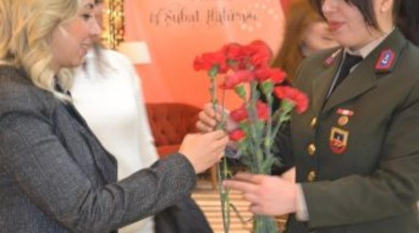 Jandarma Karanfil Dağıttı