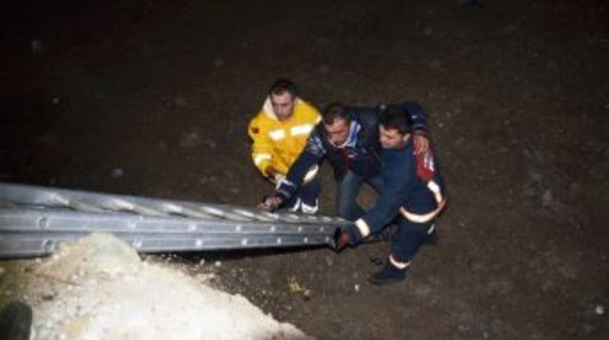 Otomobil 4 Metre Derinliğindeki &Ccedil;ukura D&uuml;şt&uuml;: 1 Yaralı