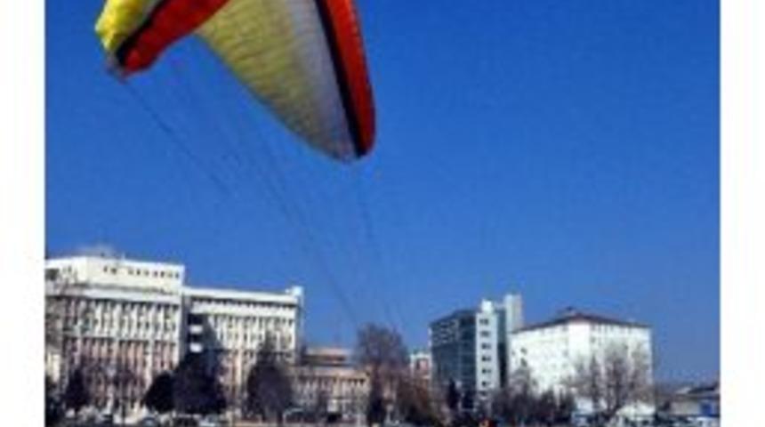 Şehir Merkezinde U&ccedil;maya &Ccedil;alıştılar