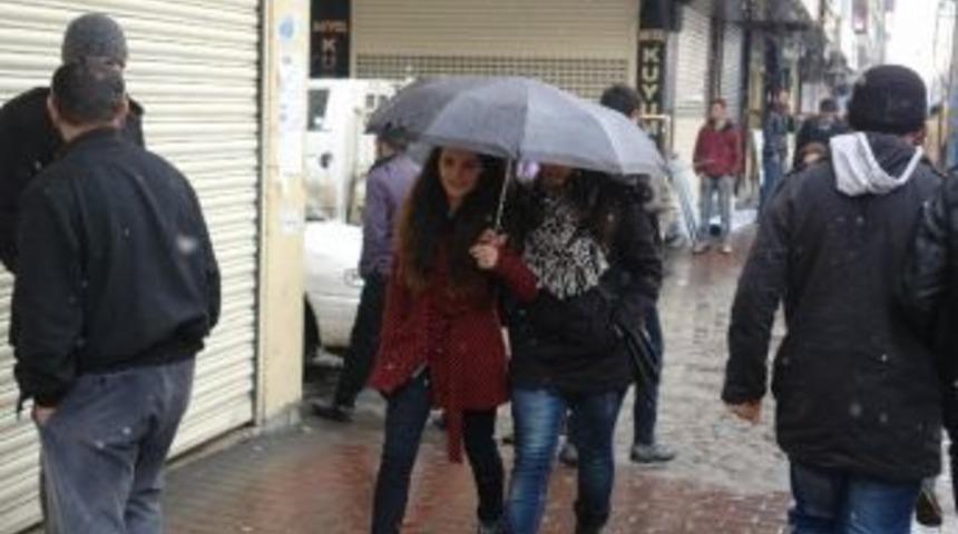 Y&uuml;ksekova'da Kar Yağışı 1 K&ouml;y Ve 2 Mezra Yolunu Ulaşıma Kapattı