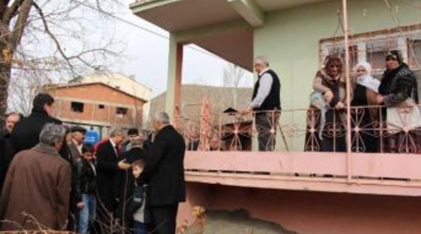 Bakan Ala&rsquo;nın Annesi G&ouml;n&uuml;l Ala, Oğlunu, Arkasından Su D&ouml;kerek Uğurladı