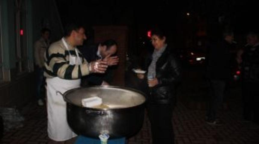 &Ccedil;an'da Muhtar Adayı Pilav Dağıttı