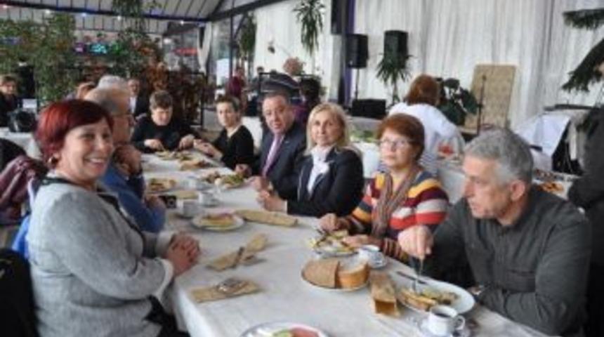 Emek&ccedil;i Kadınlar Dayanışma Derneğinden Sevgi Ve Dayanışma Kahvaltısı