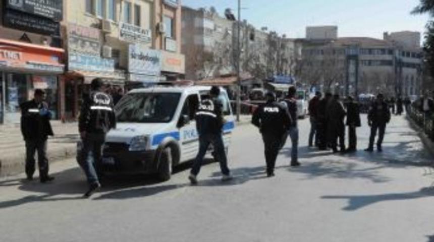 Kuşadası&rsquo;nda Ş&uuml;pheli Bir Şahıs Kimlik Soran Polisi Vurdu