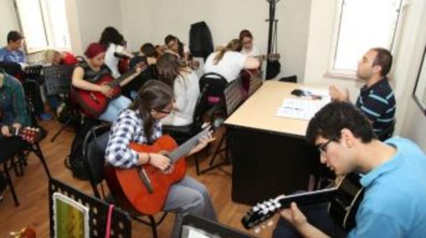 Omek&rsquo;in Gitar Kurslarına B&uuml;y&uuml;k İlgi