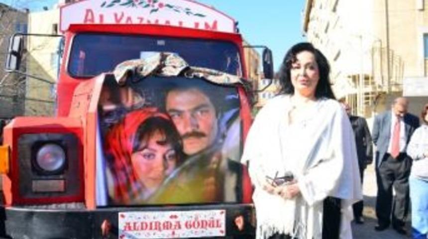 T&uuml;rkan Şoray Yıllar Sonra "al Yazmalım" Kamyonu İle Buluştu