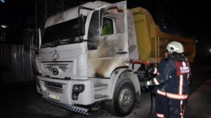 Beyoğlu&rsquo;da Seyir Halindeki Kamyona Molotoflu Saldırı