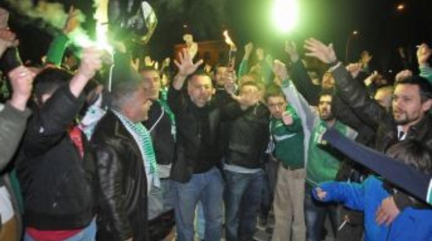 Bursaspor Taraftarı &Ouml;zl&uuml;ce'yi Bastı