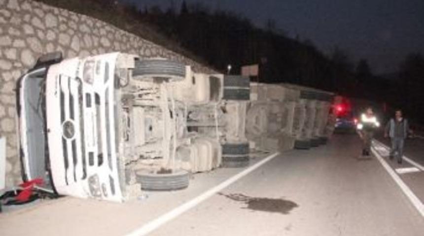 Virajı Alamayan Tır Devrildi