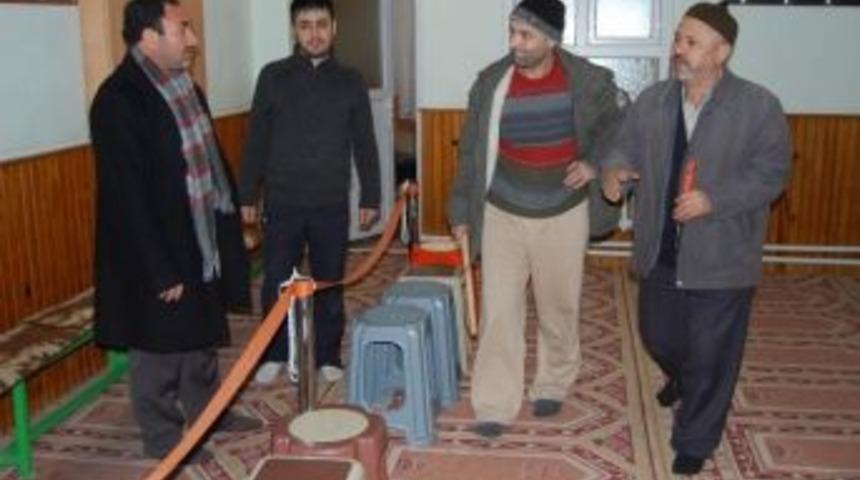 (&ouml;zel Haber) Sopa Ve Boru Anahtarıyla Cami İ&ccedil;inde Hırsız Avı