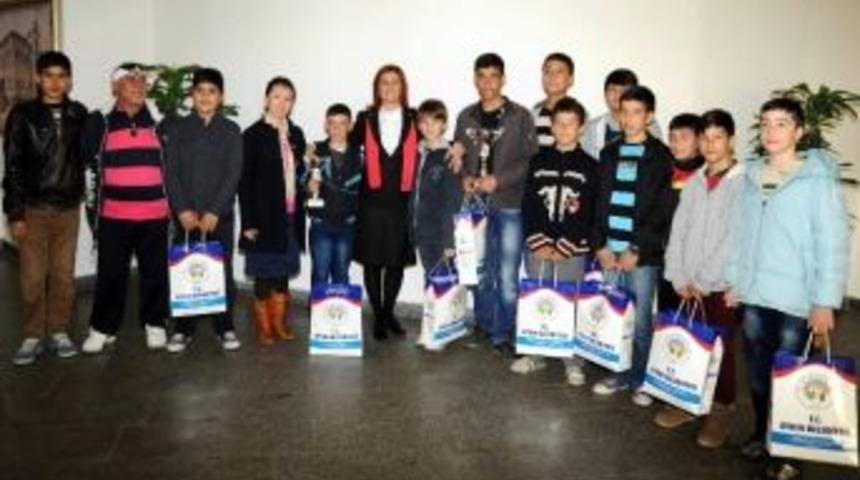 Minik Voleybolculardan Başkan &Ccedil;er&ccedil;ioğlu&rsquo;na Ziyaret