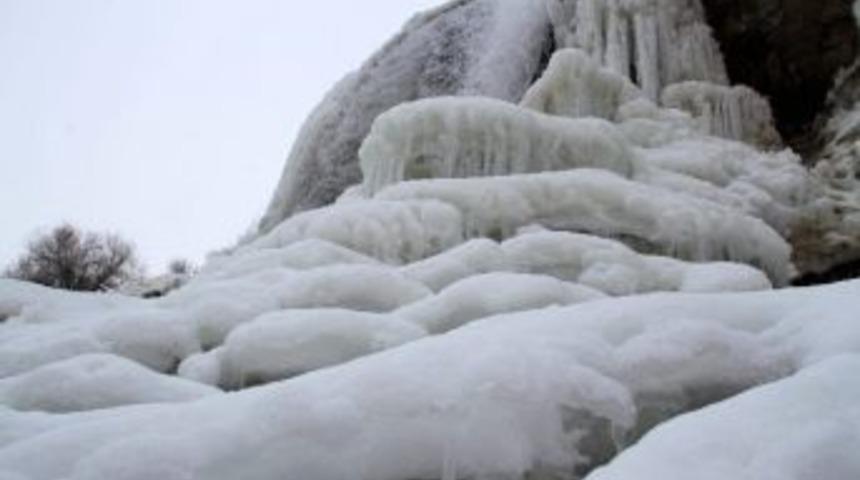 Şelalenin Son Buzlu Halini &Ccedil;ekiyorlar